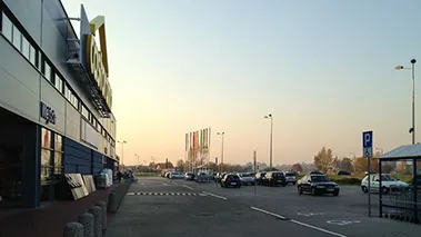 Parking i drogi dojazdowe do marketu Castorama przy obwodnicy Oświęcimia