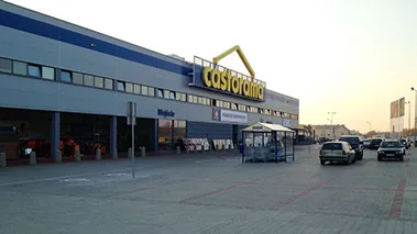Parking i drogi dojazdowe do marketu Castorama - widok terenu