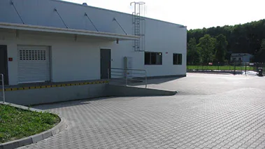 Parking z rampą ładunkową przy supermarkecie w Brzeszczach-Zasolu